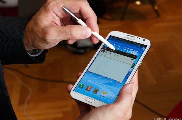 Galaxy Note II. Giá: 11,5 triệu đồng - Giảm: 2 triệu đồng. Việc Note II giảm giá mạnh là điều khá dễ hiểu, bởi trong tháng 9 vừa qua, Samsung đã chính thức cho ra mắt thế hệ kế tiếp Note III với nhiều cải tiến đáng kể. Với mức giá mới, Note II vẫn là lựa chọn thích hợp cho những người thích sử dụng các loại điện thoại "lai" máy tính bảng.